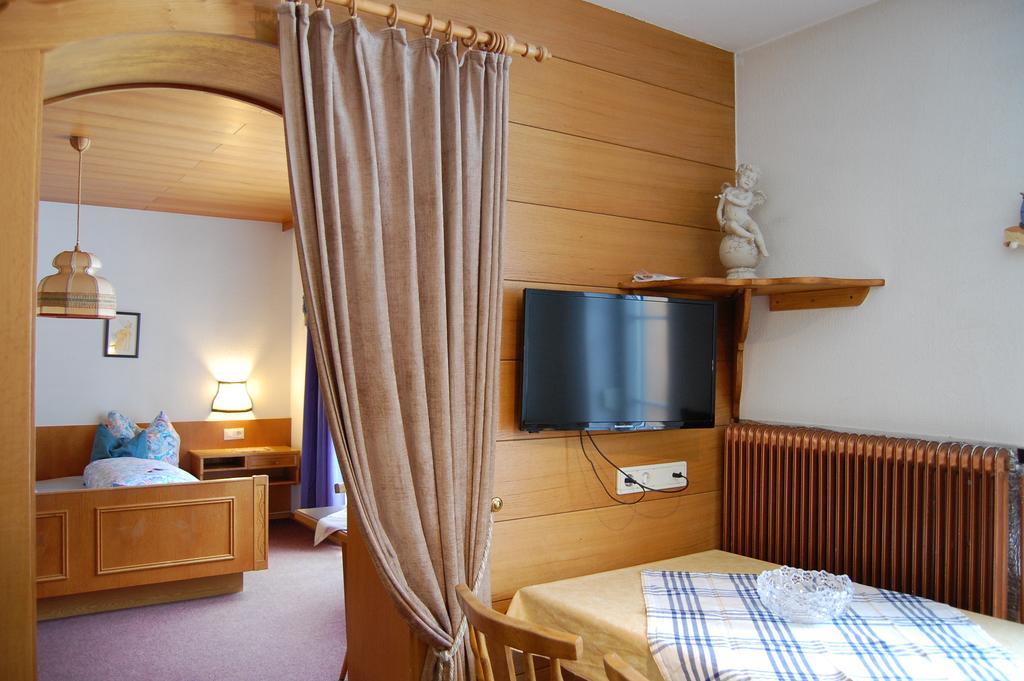Haus Waldrast Appartement Elbigenalp Kamer foto
